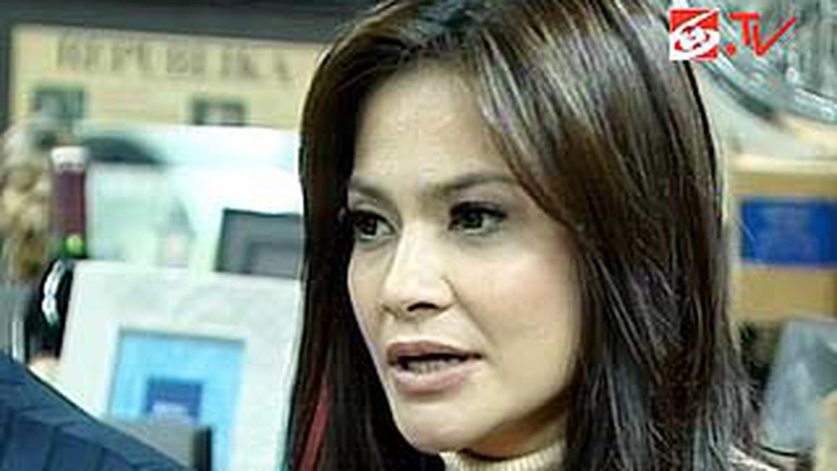Cut Tari Siap Bersaksi di Sidang Ariel - ShowBiz Liputan6.com