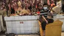 Pedagang daging sapi menunggu pembeli di Pasar Senen, Jakarta, Kamis (17/3/2022). Harga daging sapi yang masih melambung tinggi pada kisaran Rp 130.000 - Rp 145.000 per kilogram menyebabkan penjualan menurun hingga 50 persen. (merdeka.com/Iqbal S. Nugroho)