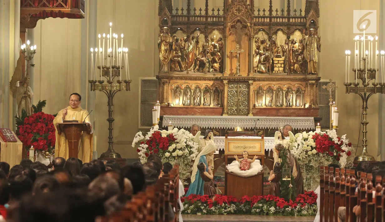 Uskup Agung menyampaikan khotbah kepada jemaat saat Misa Natal di Gereja Katedral, Jakarta, Minggu (24/12). Misa Natal kali ini mengangkat tema "Damai Kristus dalam Nuansa Nusantara". (Liputan6.com/Herman Zakharia)