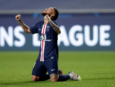 Penyerang Paris Saint-Germain (PSG), Neymar berselebrasi di akhir pertandingan setelah menang atas RB Leipzig pada semifinal Liga Champions di Estadio da Luz, Lisbon, Selasa (18/8/2020). PSG melaju ke final Liga Champions setelah mengalahkan Leipzig tiga gol tanpa balas. (AP Photo/Manu Fernandez)