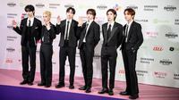 Boyband Korea Selatan, BoyNextDoor, menghadiri acara karpet merah di acara Mama Awards 2023 di Tokyo Dome di Tokyo pada 29 November 2023. (Philip FONG/AFP)