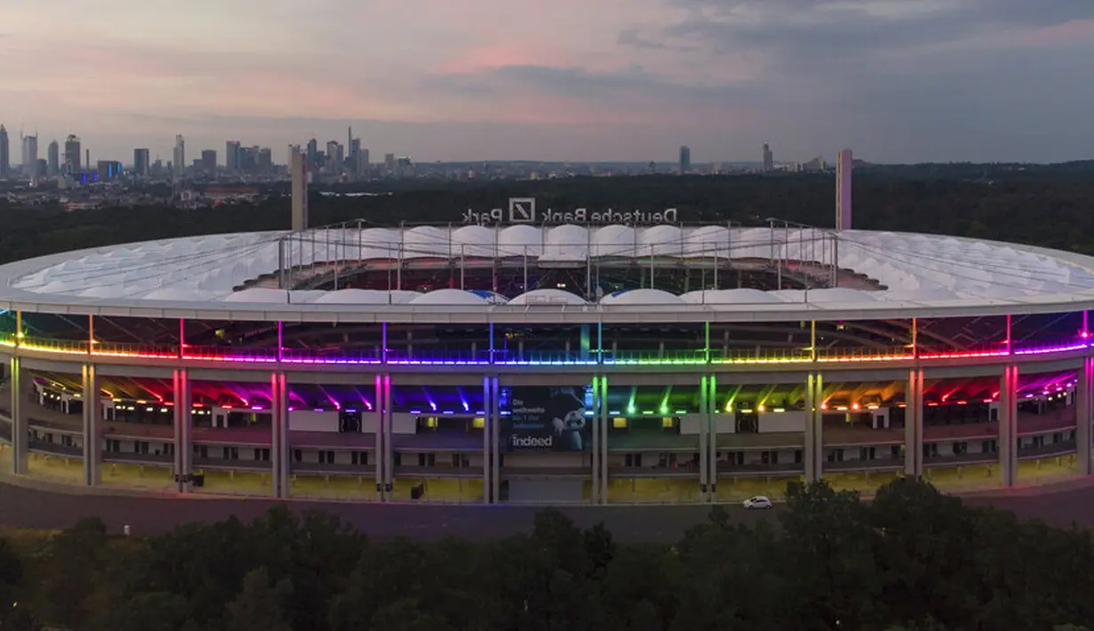 Deutsche Bank Park berwarna pelangi selama pertandingan Euro 2020 antara antara Jerman dan Hungaria di Frankfurt, Jerman, Rabu (23/6/2021). Keputusan UEFA yang tidak mengizinkan Kota Munich untuk menerangi Allianz Arena dengan warna pelangi dikritik secara luas di Jerman. (Boris Roessler/dpa via AP)