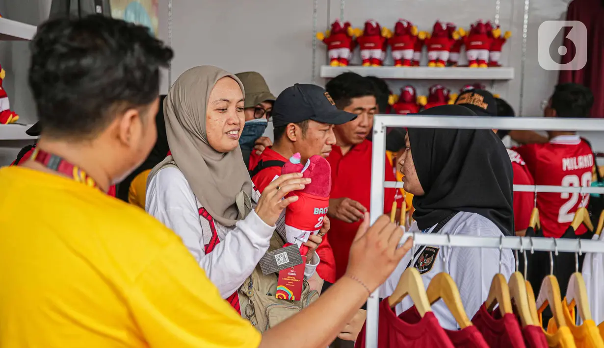 Beragam suvenir resmi mulai dari pakaian hingga boneka maskot Piala Dunia U-17 Indonesia 2023 dijual di gerai resmi. (Liputan6.com/Faizal Fanani)