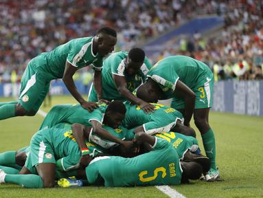 Para pemain Senegal merayakan gol yang dicetak oleh Mbaye Niang ke gawang Polandia pada laga Piala Dunia di Stadion Spartak, Selasa (19/6/2018). Senegal menang 2-1 atas Polandia. (AP/Eduardo Verdugo)