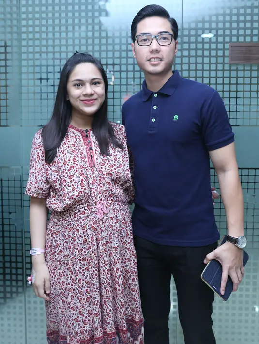 "Saya sih enggak terlalu heboh. Soalnya Nycta selalu ditemani keluarga. Begitu bayi keluar malah keluarga yang heboh duluan, saya sih zikir saja," Ujar Rizky Kinos. (Andy Masela/Bintang.com)