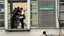 Aparat kepolisian berjaga di halte bus transjakarta Sarinah di Jl MH Thamrin, Jakarta, Kamis (14/1/2016). Ratusan petugas gabungan bersiaga pasca ledakan yang terjadi di pos polisi Sarinah, Jakarta. (Liputan6.com/Helmi Fithriansyah)