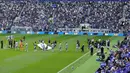 Sejumlah pemain Everton dan Brighton memasuki Stadion Hill Dickinson saat laga Liga Inggris pada Minggu (24/08/2025) waktu setempat. (AFP/Darren Staples)