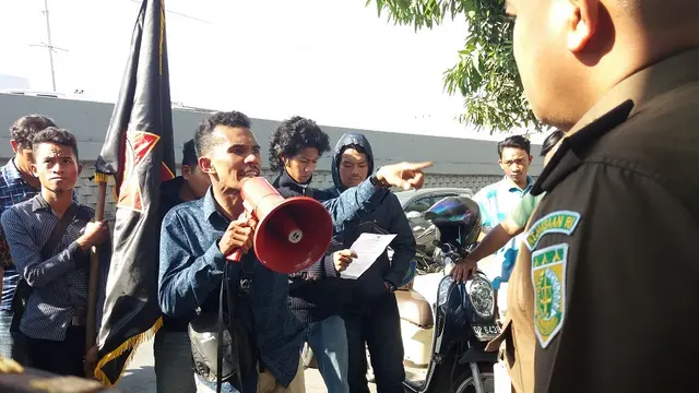 Sejumlah pegiat anti korupsi demo Kantor Kejati Sulsel mendesak penuntasan kasus dugaan korupsi DAK Rp39 miliar di Kabupaten Enrekang (Liputan6.com/ Eka Hakim)