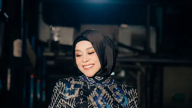 Momen Lesti Kejora wisuda sarjana (credit: instagram/lestikejora)