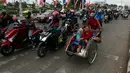 Sejumlah pemudik sepeda motor melintasi jalur pantai utara (pantura) Cirebon, Jawa Barat, Kamis (22/6).  Tiga hari menjelang lebaran, pemudik pengguna sepeda motor yang melintas di jalur Cirebon meningkat signifikan. (Liputan6.com/Johan Tallo)