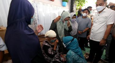 Eri Cahyadi saat memberikan santunan korban kecelakaan tol Surabaya-Mojokerto. (surabaya.go.id).