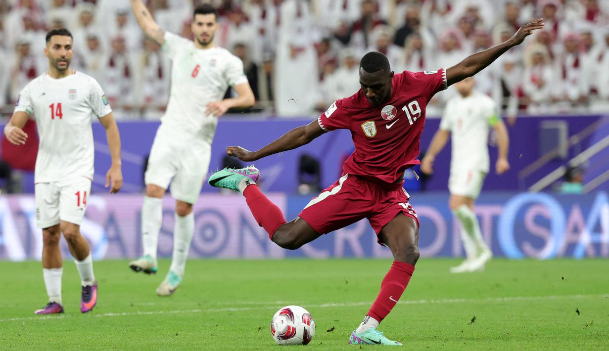 Pemain Qatar, Almoez Ali mencetak gol kemenangan timnya ke gawang iran pada laga semifinal Piala Asia 2023 di Al Thumama Stadium, Doha, Qatar, Rabu (07/02/2024). (AFP/Giuseppe Cacace)
