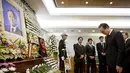 Mantan Presiden Korea Selatan Lee Myung -bak memberi salam penghormatan kepada Kim Young - Sam di Seoul, Korea Selatan, (22/11). Kematian Kim disebabkan oleh infeksi darah dan gagal jantung. (REUTERS/Yonhap)