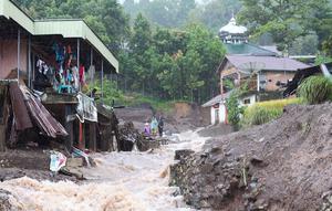 Di provinsi Aceh, banjir bandang juga dilaporkan terjadi di beberapa wilayah seperti Pidie, Aceh Besar, Pidie Jaya, Aceh Tamiang, Aceh Tenggara, Aceh Barat, Subulussalam, Bireuen, Lhokseumawe, Aceh Timur, Langsa, Bener Meriah, Gayo Lues, Aceh Singkil, Aceh Utara, dan Aceh Selatan. Tampak dalam foto, warga memeriksa kerusakan akibat banjir di Malalak, Sumatera Barat, Kamis 27 November 2025. (AP Photo/Ade Yuandha)