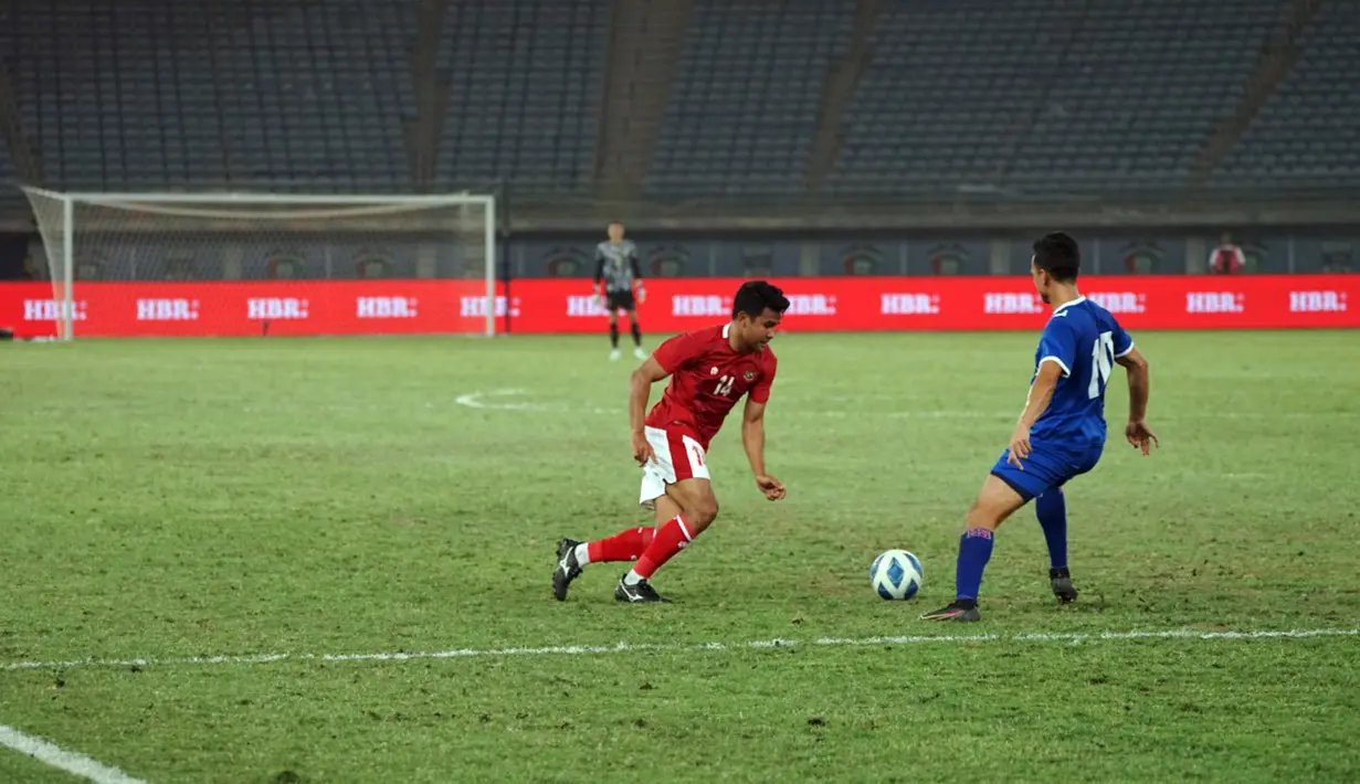 Pemain Timnas Indonesia Asnawi Mangkualam Bahar (kiri) menggiring bola mencoba melewati pemain Nepal pada laga terakhir Grup A kualifikasi Piala Asia 2023 di Stadion Jaber Al Ahmad, Kuwait, Rabu (15/6/2022). Timnas Indonesia berhasil lolos ke Piala Asia 2023 usai kalahkan Nepal 7-0. (Dok. PSSI)