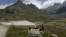 Pemandangan hamparan kering danau buatan Gabiet dekat Gressoney-La-Trinite di Lembah Aosta, Italia utara, Selasa (19/7/2022). Italia sedang menghadapi gelombang panas awal dan tidak biasa, serta hujan sangat sedikit pada musim panas ini. (AP Photo/Luca Bruno)