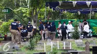 Tampak tim forensik dari Polda Metro Jaya telah yang melakukan otopsi di makam jenazah korban Allya, Jakarta, Rabu (13/1). Proses otopsi sendiri berjalan tertutup agar berjalan lancar. (Liputan6.com/Yoppy Renato)