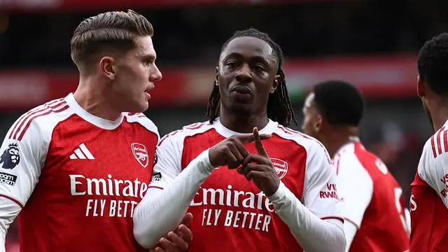 Eze merayakan gol saat Arsenal melawan Palace