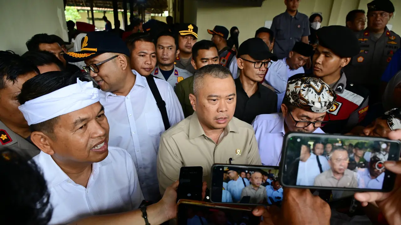 Menteri Perhubungan Dudy Purwagandhi bersama Gubernur Jawa Barat Dedi Mulyadi dalam pantauan arus mudik Lebaran 2026. (Dok Kemenhub)