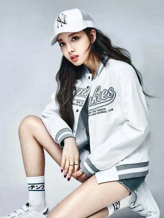 "Ia baru-baru ini mengatakan 'Ini sakit' dan sambil bertingkah seperti orang kesakitan," jelas Jeongyeon. (Foto: instagram.com/twicenayeon)