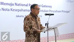 Gubernur BI Agus Martowardojo memberikan sambutan sebelum MoU sinergi pembentukan perusahaan prinsipal, Jakarta, Jumat (9/9). Pembentukan tersebut guna mendorong efisiensi biaya transaksi. (Liputan6.com/Angga Yuniar)