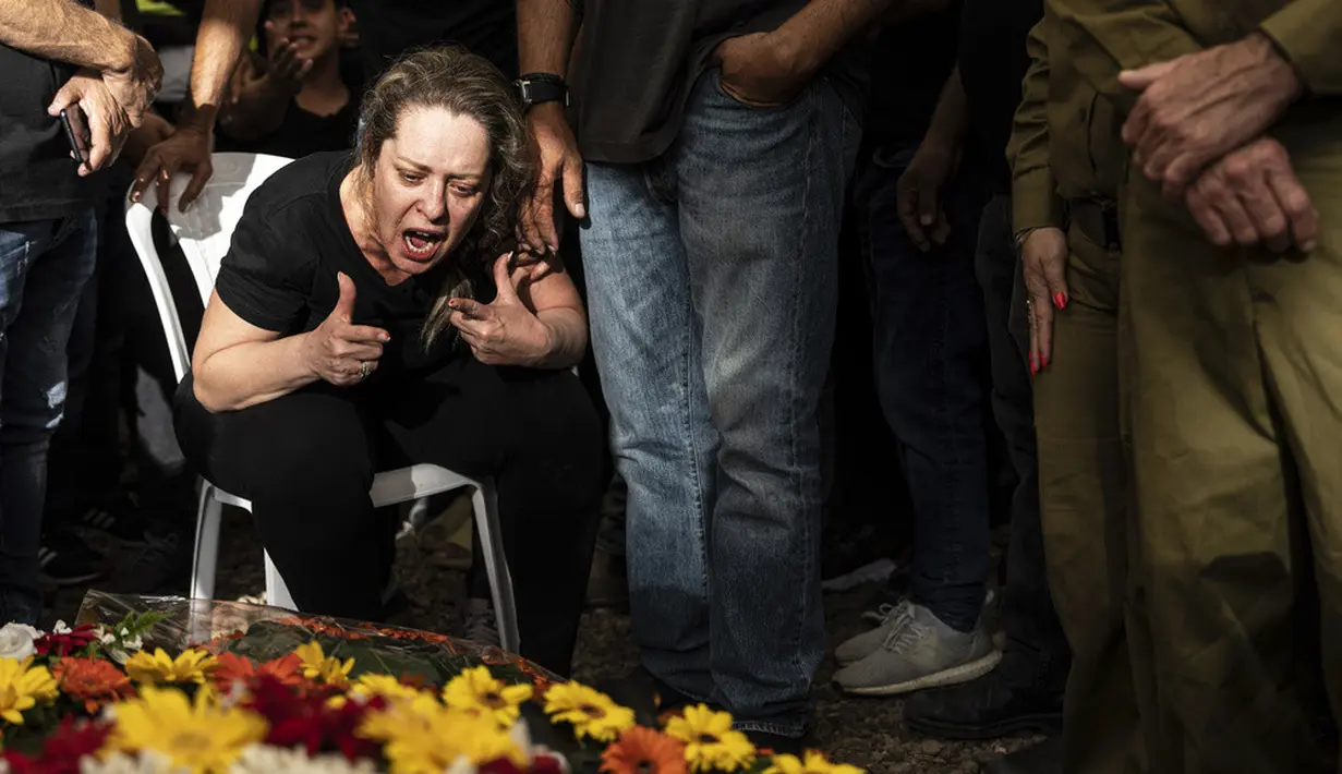 <p>Tentara berusia 19 tahun itu termasuk di antara tiga tentara Israel yang terbunuh oleh seorang penjaga perbatasan Mesir yang menyusup ke Israel. (AP Photo/Tsafrir Abayov)</p>
