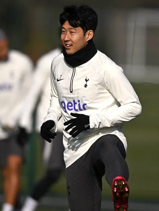Striker Tottenham Hotspur Son Heung-Min mengambil bagian dalam sesi latihan tim jelang bertamu ke kandang AC Milan pada lanjutan Liga Champions, di Tottenham Hotspur Football Club Training Ground di London, Senin (13/2/2023). Pertandingan ini berpotensi menghadirkan pertarungan sengit karena kedua tim bisa disebut memiliki kekuatan yang seimbang. (Ben Stansall / AFP)