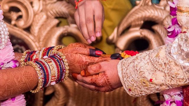 Ilustrasi Pernikahan Pasangan Pengantin India