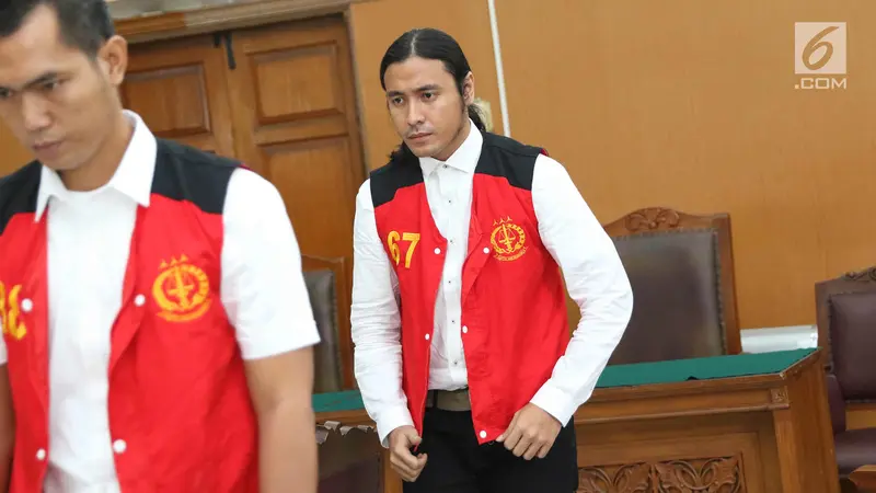 Penampilan Klimis Ello Saat Jalani Sidang Perdana Kasus Narkoba