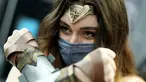 Cosplayer tiba pada hari pertama New York Comic Con 2021 di Jacob Javits Center, New York, Amerika Serikat, 7 Oktober 2021. New York Comic Con 2021 merupakan acara budaya pop terbesar di East Coast yang berlangsung selama empat hari ini. (TIMOTHY A. CLARY/AFP)