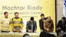 Chairman Lippo Group Mochtar Riady (kedua kanan) dan Menristekdikti Mohamad Nasir (berpeci) menandatangani prasasti saat peresmian pembangunan kembali Gedung C Fakultas Ilmu Sosial dan Politik (FISIP) Universitas Indonesia (UI) di Depok, Jawa Barat, Kamis (2/5/2019). (Liputan6.com/Herman Zakharia)