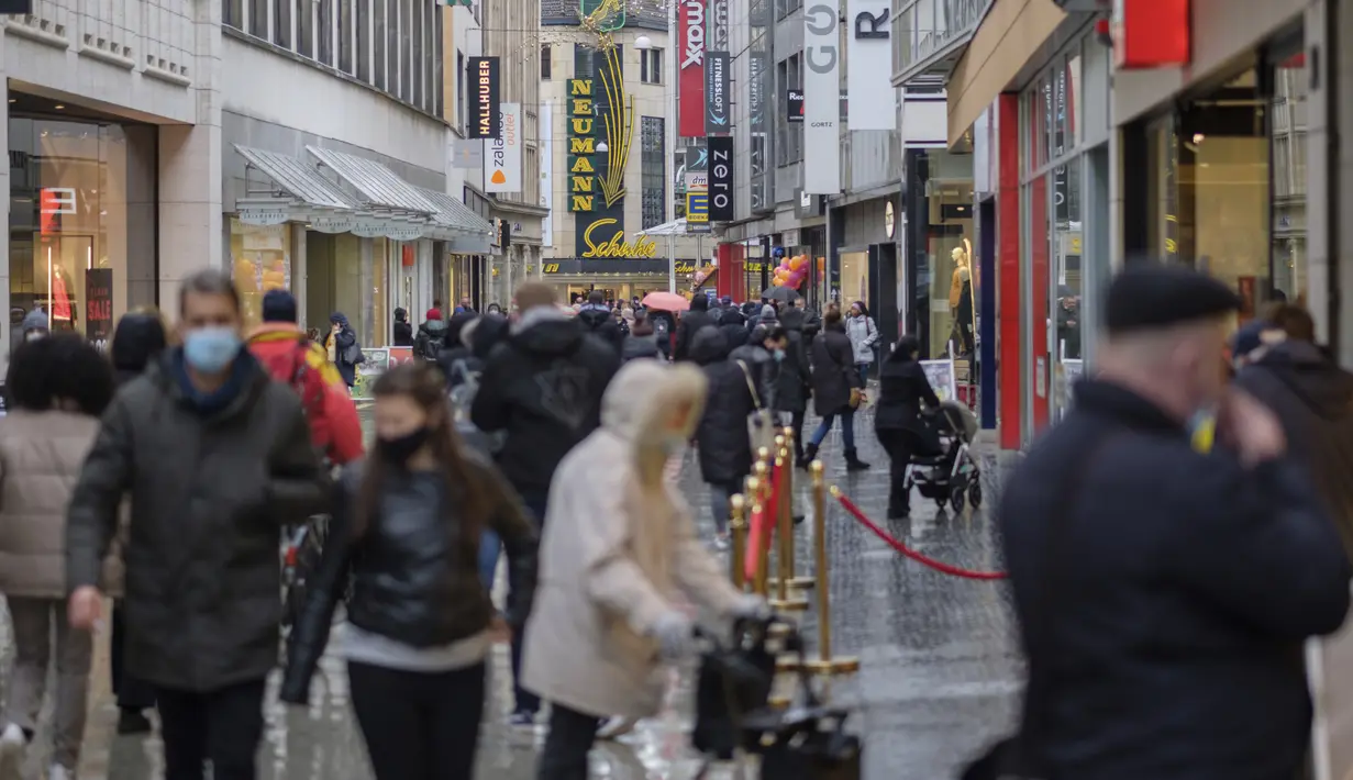 Orang-orang berjalan di zona pejalan kaki di Hanover, Jerman, Senin (14/12/2020). Jerman akan memberlakukan penguncian (lokcdown) ketat dari 16 Desember hingga 10 Januari mendatang, yang berarti meniadakan perayaan Natal dan Tahun Baru besar. (Ole Spata/dpa via AP)