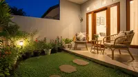 10 Inspirasi Teras Rumah Luas dengan Taman Kecil dan Kursi Rotan, Menawan di 2025