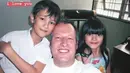Saat bersama ayahnya dari Belanda, Mawar terlihat begitu bahagia. Momen kebersamaan Mawar saat kecil bersama sang ayah dan kakaknya bernama Budi ini berhasil curi perhatian. Netizen sudah terpesona dengan kecantikan Mawar saat masih di usia SD. (Liputan6.com/IG/mawar_eva)
