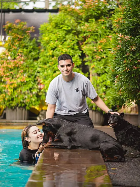 Ciccio Manassero memelihara anjing hitam yang diberi nama Kyoto, sedangkan Natasha Ryder memelihara anjing bernama Wolf dan Louis. Keduanya pun kerap unggah momen bersama hewan peliharaannya tersebut dalam berbagai kesempatan. (Liputan6.com/IG/@ciomanassero)