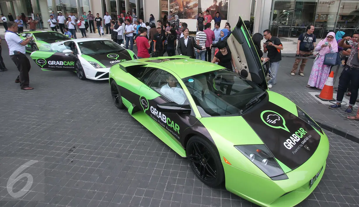Layanan pesan kendaraan berbasis aplikasi, Grabcar meluncurkan supercar Lamborghini secara gratis di Senayan City, Jakarta, Rabu (21/10). Grabcar menyediakan 10 unit Lamborghini yang terdiri dari model Aventador dan Gallardo. (Liputan6.com/Angga Yuniar)