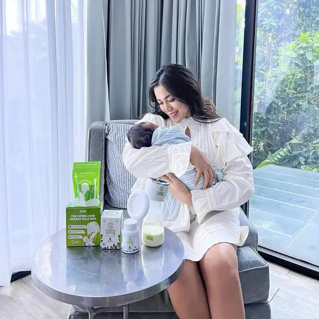 6 Potret Jessica Iskandar Momong Buah Hati Kedua, Penampilannya Curi Perhatian
