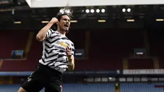 Pemain Manchester United Edinson Cavani melakukan selebrasi usai mencetak gol ke gawang Aston Villa pada pertandingan Liga Inggris di Villa Park, Birmingham, Inggris, Minggu (9/5/2021). Manchester United menang 3-1. (Shaun Botterill/Pool via AP)