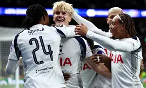 Gelandang Tottenham Hotspur asal Swedia #15, Lucas Bergvall (2L), merayakan gol pertama timnya dalam pertandingan babak penyisihan Liga Champions UEFA antara Tottenham Hotspur dan Villarreal di Stadion Tottenham Hotspur, London, Rabu (17-9-2025) dini hari WIB. (HENRY NICHOLLS/AFP)