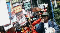 Puluhan buruh melakukan demonstrasi di depan Gedung Balai Kota, Jakarta, Senin (3/11/2014). (Liputan6.com/Faizal Fanani)