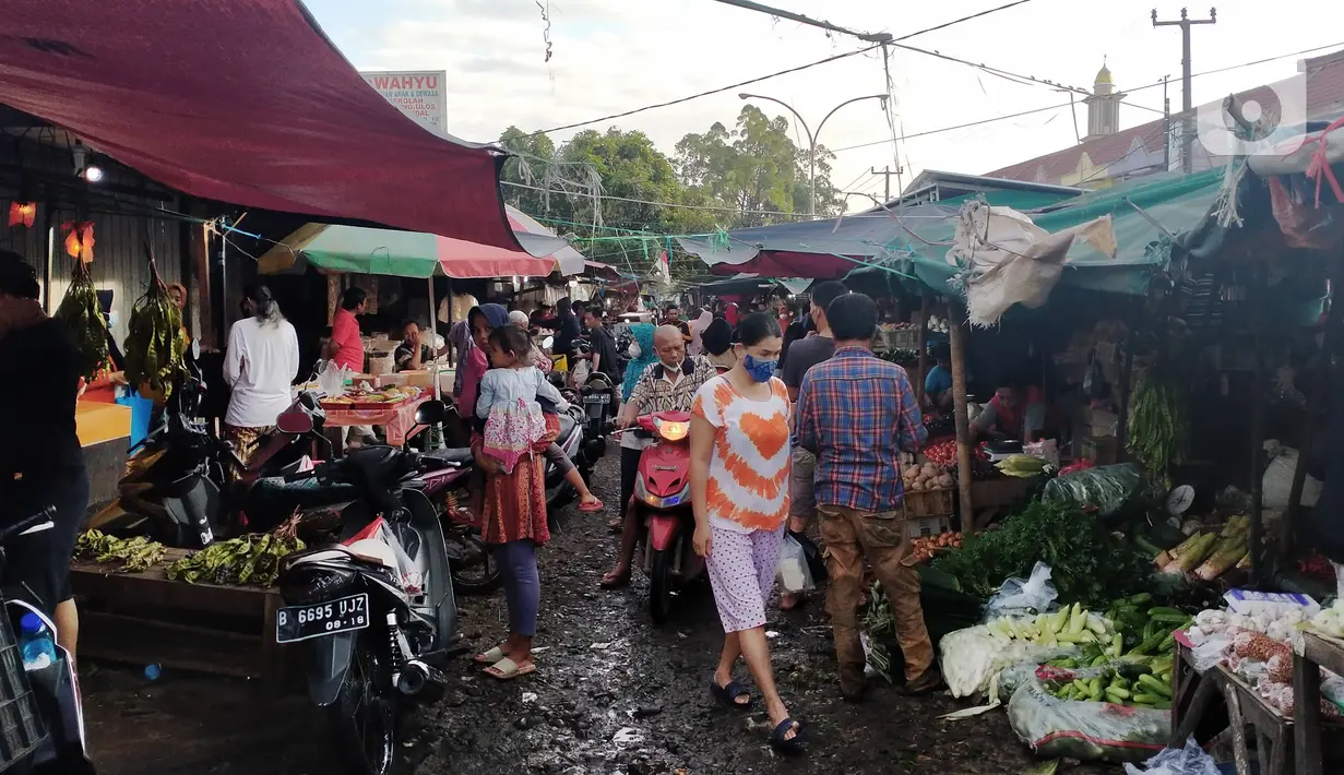 Aktivitas jual beli di Pasar Mega, Gunung Putri, Kabupaten Bogor, Jawa Barat, Senin (5/9/2022). Menurut keterangan pedagang harga cabai di pasaran memang terus naik semenjak kenaikan harga bahan bakar minyak (BBM), namun kenaikan harga cabai kali ini menjadi yang tertinggi. (Liputan6.com/Magang/Aida Nuralifa)