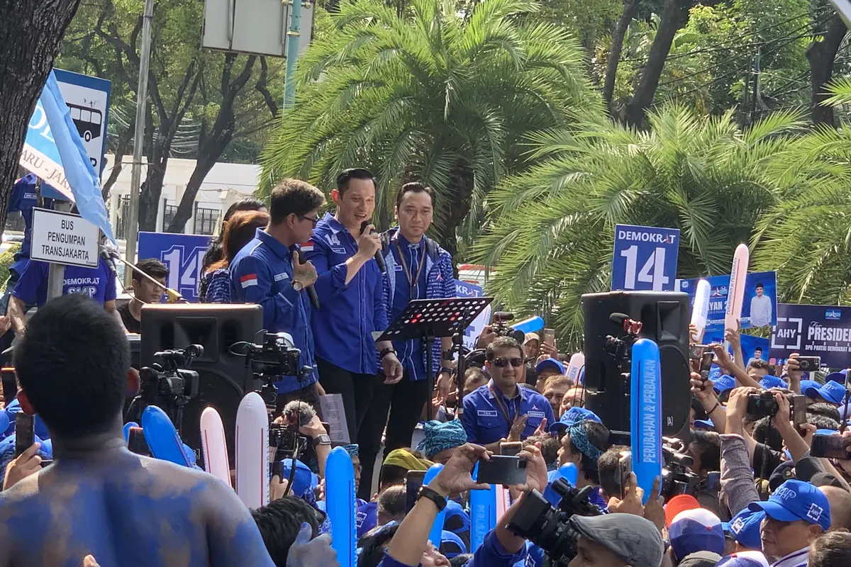 Ketua Umum Partai Demokrat Agus Harimurti Yudhoyono (AHY), Eddy Baskoro Yudhoyono dan Andi Arif di KPU
