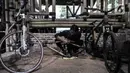 Perajin menyelesaikan perakitan sepeda bambu Jatnika di Workshop Perajin Bambu Indonesia, Cibinong, Bogor, Jawa Barat, Minggu (5/7/2020). Sepeda bambu Jatnika dibanderol dengan harga Rp 10 juta hingga Rp 25 juta per unit. (merdeka.com/Iqbal S. Nugroho)