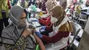Warga lanjut usia (lansia) menerima vaksinasi COVID-19 di SDN 02 Sukapura, Cilincing, Jakarta Utara, Senin (22/3/2021). Kegiatan ini sebagai upaya meningkatkan kekebalan tubuh kepada warga rentan dari virus COVID-19. (merdeka.com/Iqbal S. Nugroho)