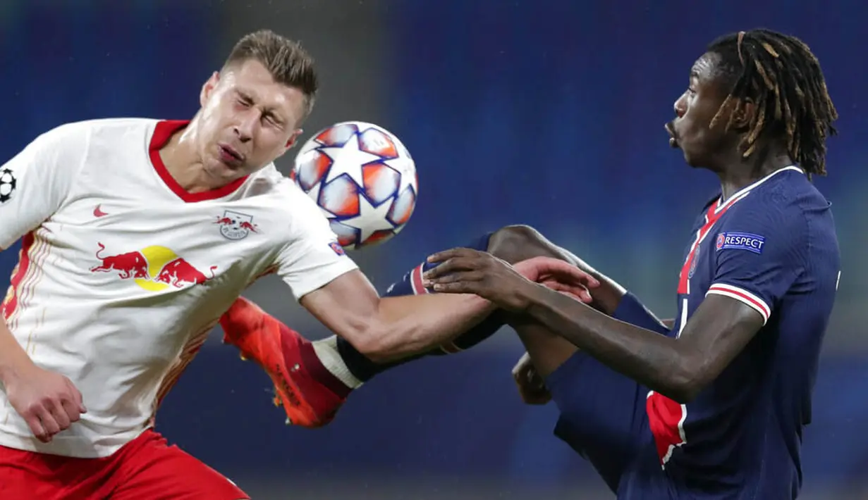 Penyerang Paris Saint Germain, Moise Kean, berebut bola dengan pemain RB Leipzig, Willi Orban, pada laga Liga Champions di RB Arena, Kamis (5/11/2020). RB Leipzig menang dengan skor 2-1. (AP/Michael Sohn)