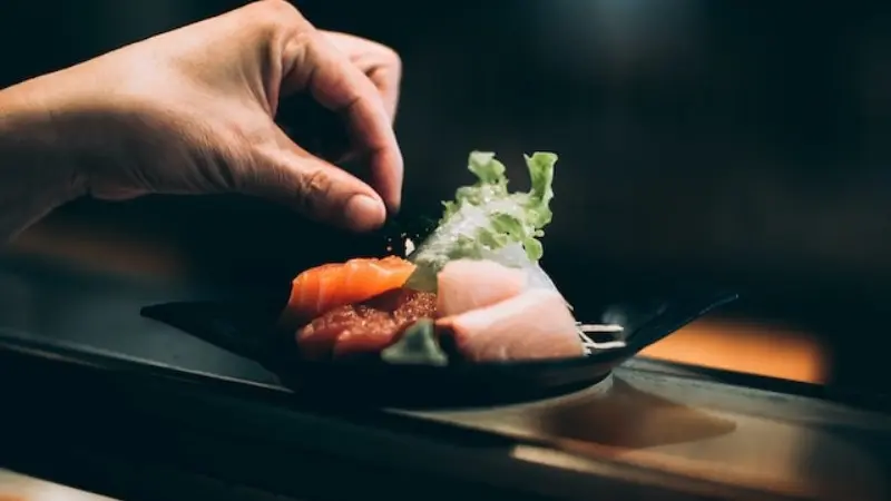 Ilustrasi restoran sushi. (dok. Unsplash.com/Kyle Head)