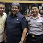 Ketua Komisi III DPR Azis Syamsuddin (kiri) foto bersama Wakapolri Komjen Ari Dono (kanan) dan Wakil Jaksa Agung Arminsyah sebelum rapat kerja di Kompleks Parlemen, Senayan, Jakarta, Senin (17/6/2019). Rapat membahas anggaran untuk Polri dan Kejaksaan Agung pada 2020. (Liputan6.com/JohanTallo)