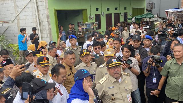 Wakil Gubernur (Wagub) Jakarta Rano Karno atau Doel saat meninjau Kali Krukut di kawasan Cilandak, Jakarta Selatan pada, Jumat (21/2/2025).