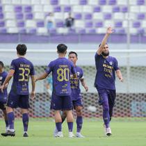 Persita unggul lebih awal lewat gol cepat pada menit ke-3 hasil sepakan keras Javlon Guseynov dari luar kotak penalti yang memanfaatkan umpan pendek Hokky Caraka. Tampak dalam foto, pemain Persita, Javlon Guseynov (kedua kanan) merayakan golnya ke gawang Borneo FC pada pertandingan pekan ke-17 BRI Super League 2025/2026 di Stadion Indomilk Arena, Tangerang, Banten, Jumat (9/1/2026). (Bola.com/Bagaskara Lazuardi)