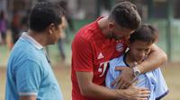 Legenda Bayern Munchen, Martin Demichelis, memberikan coaching clinic kepada pesepak bola muda di Lapangan PSPT Tebet, Jakarta, Minggu (23/6). Acara ini merupakan rangkaian Allianz Explorer Camp 2019. (Bola.com/Vitalis Yogi Trisna)